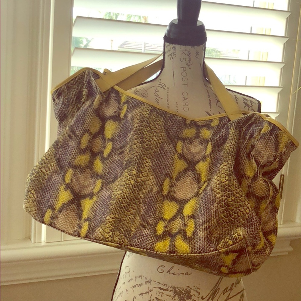 Great bag. Can fit a lot!